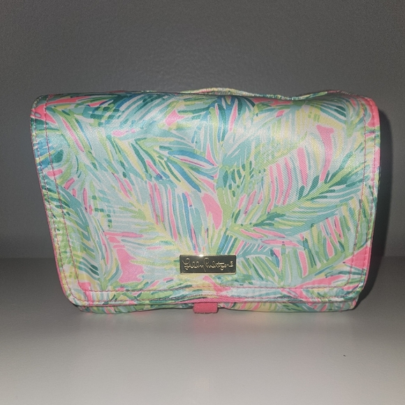 Lilly Pulitzer Handbags - Lilly Pulitzer Tropical Pink Print Hanging Makeup Bag 🤍